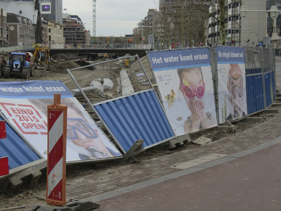 908176 Afbeelding van de deels omgevallen hekken rond de werkzaamheden voor het opnieuw uitgraven van de ...